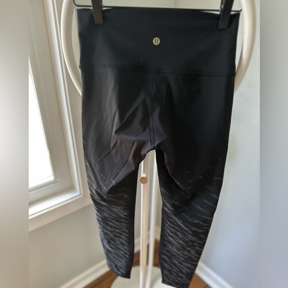 Lululemon Lunar New Year Wunder Under High-Rise Tight 25" ~ Size 6. - Picture 8 of 13